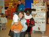 03-12-2008 zwarte pieten delen snoepgoed uit aan de kinderen bij supermarkt hoogvliet beverwaard