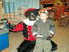 03-12-2008 zwarte pieten delen snoepgoed uit aan de kinderen bij supermarkt hoogvliet beverwaard