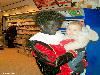 03-12-2008 zwarte pieten delen snoepgoed uit aan de kinderen bij supermarkt hoogvliet beverwaard