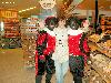 03-12-2008 zwarte pieten delen snoepgoed uit aan de kinderen bij supermarkt hoogvliet beverwaard