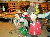 03-12-2008 zwarte pieten delen snoepgoed uit aan de kinderen bij supermarkt hoogvliet beverwaard