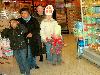 03-12-2008 zwarte pieten delen snoepgoed uit aan de kinderen bij supermarkt hoogvliet beverwaard