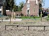 21-04-2009 complex52 parkje is nu bijna klaar diverse bomen ,struiken,en speeltoestellen geplaatst o/a tennistafel,klimrek, en banken geplaatst beverwaard.