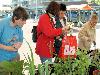 25-04-2009 foto plantjes ruilbeurs de tuin-academie en een kraam waar kinderen beschilderd kunnen worden in het winkelcentrum beverwaard 