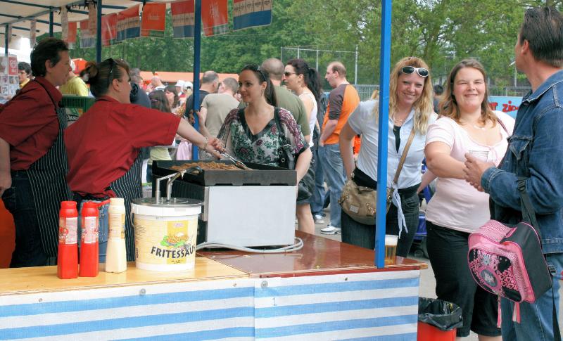 30-04-2009 koninginnendag en rommelmarkt in de speeltuin de stormpolder beverwaard.