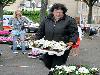 19-05-2009 opzoomer plantjes worden weer uitgereikt op het slangenburgplein beverwaard