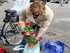 19-05-2009 opzoomer plantjes worden weer uitgereikt op het slangenburgplein beverwaard