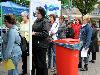 19-05-2009 opzoomer plantjes worden weer uitgereikt op het slangenburgplein beverwaard