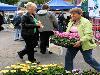 19-05-2009 opzoomer plantjes worden weer uitgereikt op het slangenburgplein beverwaard