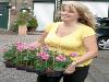 19-05-2009 opzoomer plantjes worden weer uitgereikt op het slangenburgplein beverwaard
