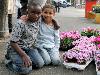 19-05-2009 opzoomer plantjes worden weer uitgereikt op het slangenburgplein beverwaard