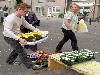 19-05-2009 opzoomer plantjes worden weer uitgereikt op het slangenburgplein beverwaard