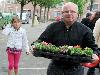 19-05-2009 opzoomer plantjes worden weer uitgereikt op het slangenburgplein beverwaard