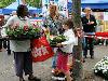 19-05-2009 opzoomer plantjes worden weer uitgereikt op het slangenburgplein beverwaard