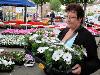 19-05-2009 opzoomer plantjes worden weer uitgereikt op het slangenburgplein beverwaard