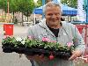 19-05-2009 opzoomer plantjes worden weer uitgereikt op het slangenburgplein beverwaard