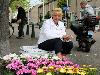 19-05-2009 opzoomer plantjes worden weer uitgereikt op het slangenburgplein beverwaard