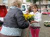 19-05-2009 opzoomer plantjes worden weer uitgereikt op het slangenburgplein beverwaard