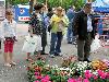 19-05-2009 opzoomer plantjes worden weer uitgereikt op het slangenburgplein beverwaard