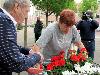 19-05-2009 opzoomer plantjes worden weer uitgereikt op het slangenburgplein beverwaard