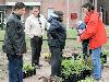 16-05-2009 aanplanten  van plantjes complex52 door buurtbewoners van de eckartstraat-amstenradenhoek-maurickerf beverwaard