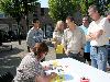 20-05-2010 opzoomer plantjes worden weer uitgereikt op het slangenburgplein beverwaard