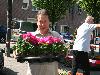 20-05-2010 opzoomer plantjes worden weer uitgereikt op het slangenburgplein beverwaard