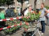 20-05-2010 opzoomer plantjes worden weer uitgereikt op het slangenburgplein beverwaard