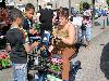 20-05-2010 opzoomer plantjes worden weer uitgereikt op het slangenburgplein beverwaard