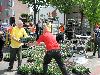 20-05-2010 opzoomer plantjes worden weer uitgereikt op het slangenburgplein beverwaard