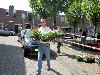 20-05-2010 opzoomer plantjes worden weer uitgereikt op het slangenburgplein beverwaard