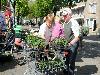 20-05-2010 opzoomer plantjes worden weer uitgereikt op het slangenburgplein beverwaard