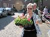 20-05-2010 opzoomer plantjes worden weer uitgereikt op het slangenburgplein beverwaard