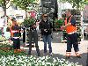 20-05-2010 opzoomer plantjes worden weer uitgereikt op het slangenburgplein beverwaard