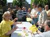 20-05-2010 opzoomer plantjes worden weer uitgereikt op het slangenburgplein beverwaard