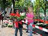 20-05-2010 opzoomer plantjes worden weer uitgereikt op het slangenburgplein beverwaard