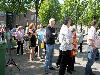 20-05-2010 opzoomer plantjes worden weer uitgereikt op het slangenburgplein beverwaard