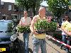 20-05-2010 opzoomer plantjes worden weer uitgereikt op het slangenburgplein beverwaard