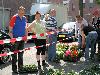 20-05-2010 opzoomer plantjes worden weer uitgereikt op het slangenburgplein beverwaard