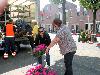 20-05-2010 opzoomer plantjes worden weer uitgereikt op het slangenburgplein beverwaard