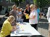 20-05-2010 opzoomer plantjes worden weer uitgereikt op het slangenburgplein beverwaard