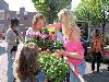 20-05-2010 opzoomer plantjes worden weer uitgereikt op het slangenburgplein beverwaard