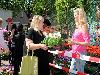 20-05-2010 opzoomer plantjes worden weer uitgereikt op het slangenburgplein beverwaard
