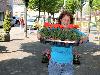 20-05-2010 opzoomer plantjes worden weer uitgereikt op het slangenburgplein beverwaard