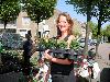 20-05-2010 opzoomer plantjes worden weer uitgereikt op het slangenburgplein beverwaard