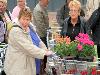 18-05-2011 opzoomeren plantjes winkelcentrum beverwaard