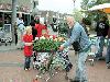 18-05-2011 opzoomeren plantjes winkelcentrum beverwaard