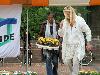 18-05-2011 opzoomeren plantjes winkelcentrum beverwaard