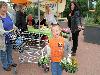 18-05-2011 opzoomeren plantjes winkelcentrum beverwaard