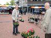 18-05-2011 opzoomeren plantjes winkelcentrum beverwaard